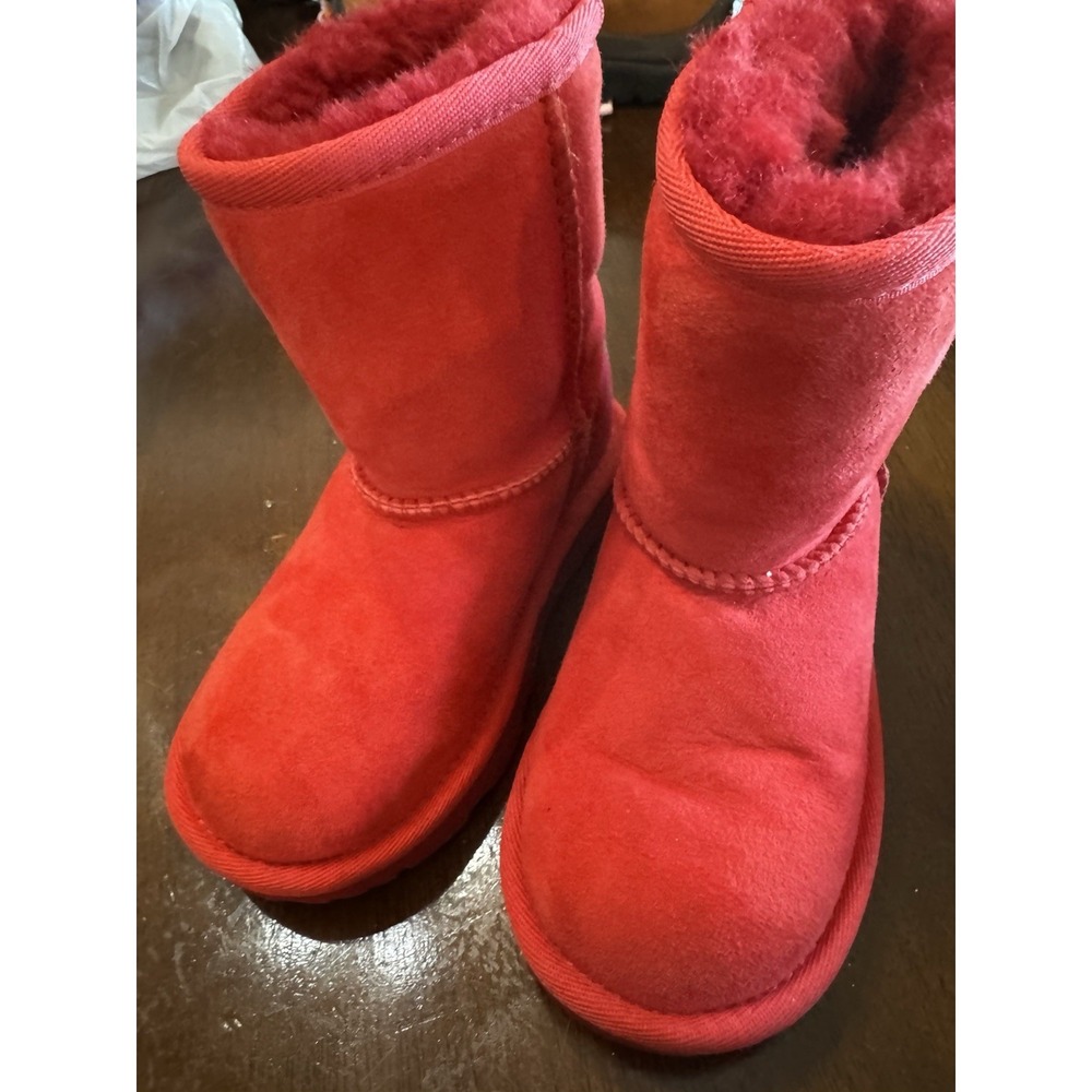UGG Classic II kids' boots in a bright red color Fur Lined Size 9 EUC SB18